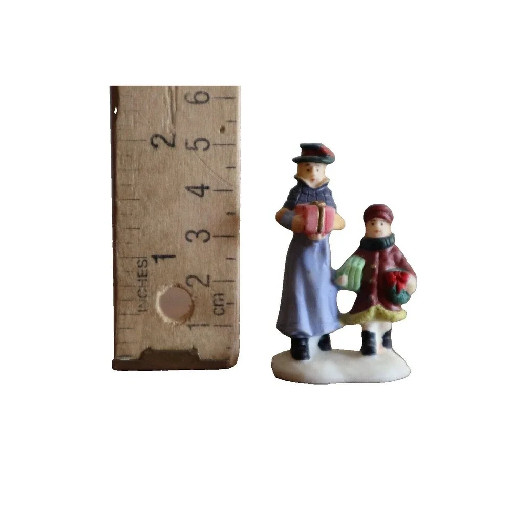 Christmas Village Figurine Child Girl Mother Nanny Woman Gifts Present Wreath 2
